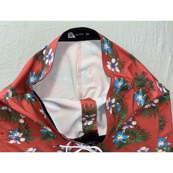 Volcom Men's Manic 20" Quick Dry Cargo Board Shorts. Red Floral, Men's 36. MINT! - Picture 3 of 5